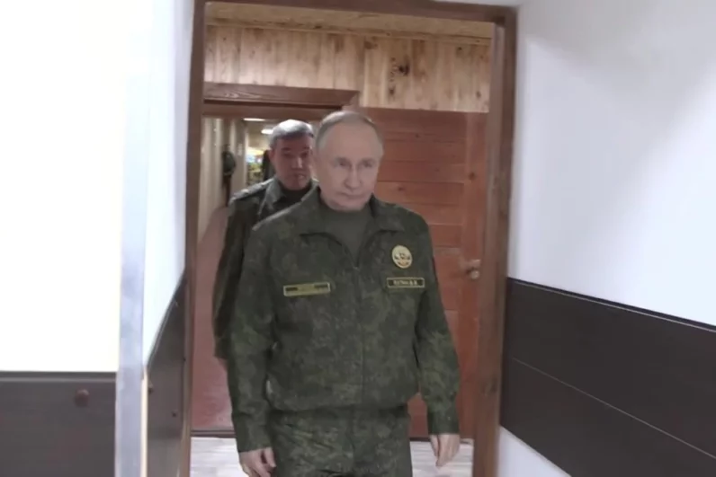 Президент РФ Владимир Путин посещает командный пункт группировки «Запад».