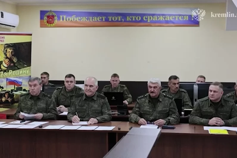 Командующие группировками вооруженных Сил РФ в командном пункте группировки «Запад» на встрече с президентом РФ Владимиром Путиным. В первом ряду слева: начальник Генерального штаба Вооруженных Сил РФ Валерий Герасимов. Соединения группировки «Запад» освободили город Купянск.