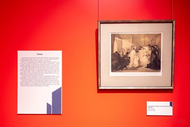 Гости с интересом знакомятся с представленными экспонатами.