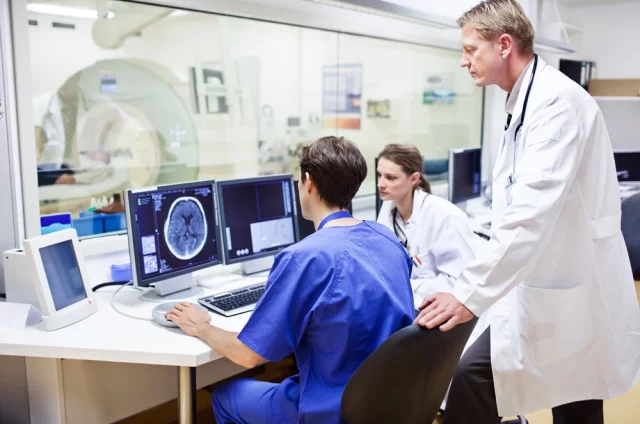 Рентген, КТ и МРТ — три современных неинвазивных метода визуализации, которые помогают врачу увидеть внутреннюю структуру органов. 