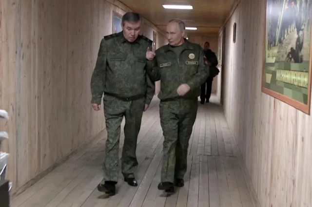 Президент РФ Владимир Путин и начальник Генерального штаба Вооруженных Сил РФ Валерий Герасимов на командном пункте группировки «Запад».