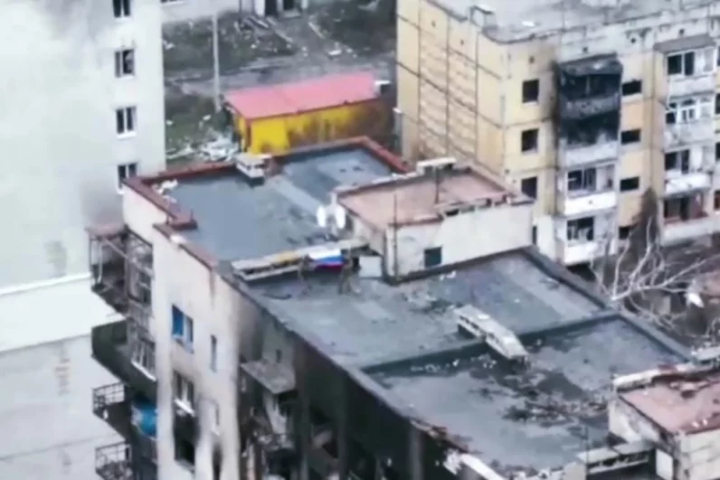 Военнослужащие подразделений группировки войск «Запад» развернули российский триколор на крыже жилого дома в Купянске, территория которого перешла под полный контроль российских военных.