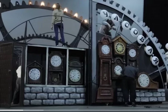 Работники театральных цехов готовят декорации, реквизиты и создают различные спецэффекты для каждого спектакля.