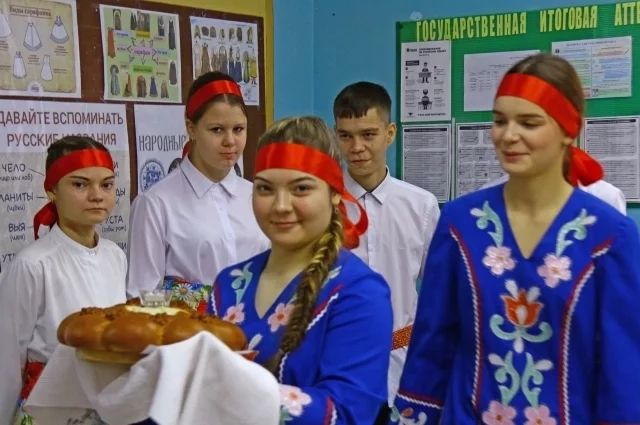 В школе чтут русские традиции - гостей встречают хлебом-солью.