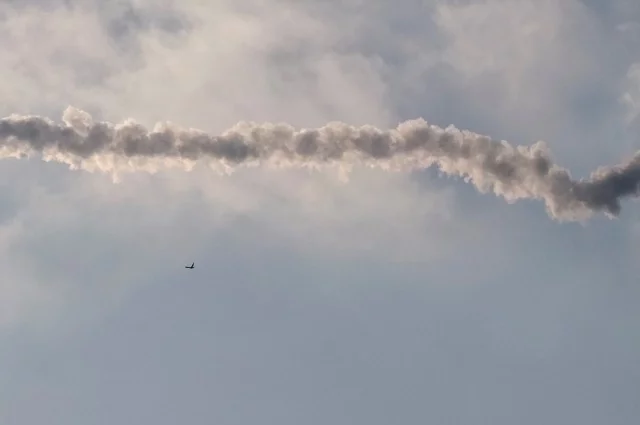 Дымный след от зенитной ракеты в небе над Одессой во время удара российского беспилотника.