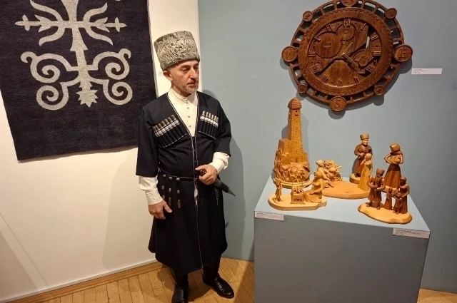 Мастер Хасейн Ясаев пришел на открытие выставки в национальном чеченском костюме. 