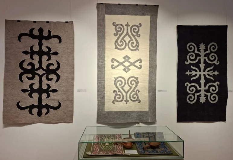 Аминат Темирсултанова. Чеченские настенные войлочные ковры 