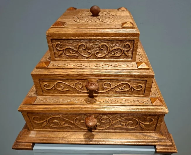 Марйам Мунаева. Шкатулка из дерева карагач, инкрустированная чеченским национальным орнаментом, 2020-е. 