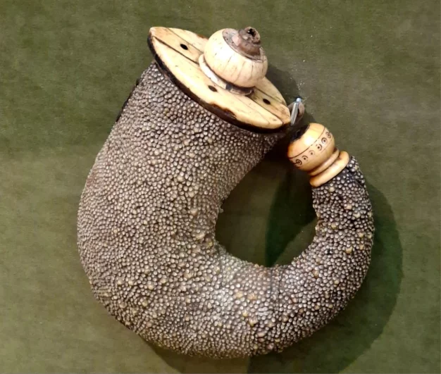 Пороховница, конец XVIII - XIX вв. Рог, дерево, кожа, кость. 