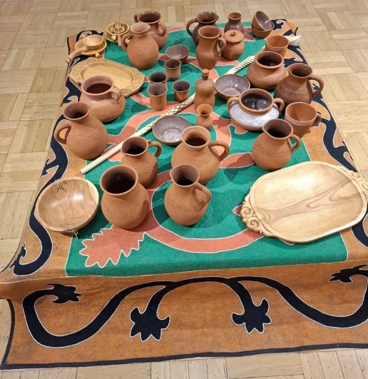 Керамическая и деревянная посуда, созданная современными чеченскими мастерами. 