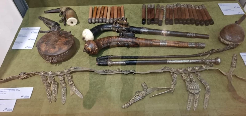 Национальный чеченский мужской пояс (внизу), начало XX в. Серебро