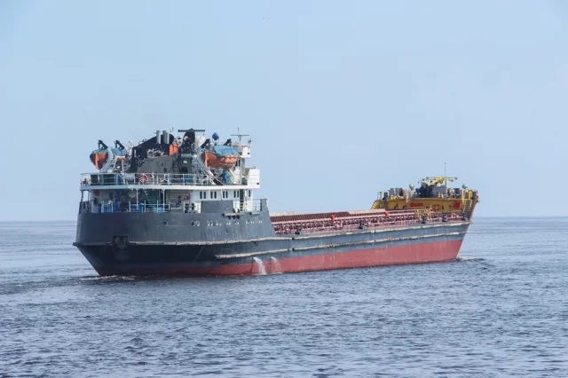 Один из кораблей военно-морского флота США перехватил танкер с топливом, следующий из России в Венесуэлу. 