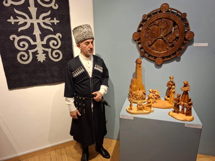 Мастер Хасейн Ясаев пришел на открытие выставки в национальном чеченском костюме. 