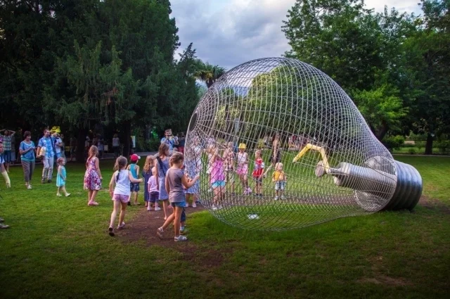 В Ялте в сквере имени Калинина в 2016 году открыли памятник блэкауту.