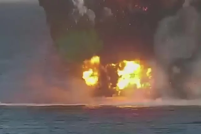 Уничтожение Вооруженными силами РФ безэкипажного катера ВСУ в Черном море.