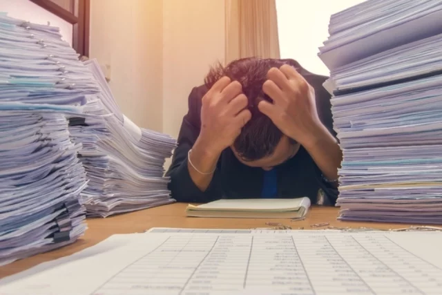 Психика привыкла к этому ритму, поэтому даже когда мы в покое, внутри не дремлет наш внутренний контролер, который нашёптывает: «проверь почту, вдруг там что-то срочное». 