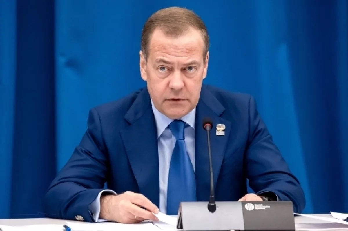 Медведев с сарказмом прокомментировал назначение Ермака главой делегации на переговоры по Украине