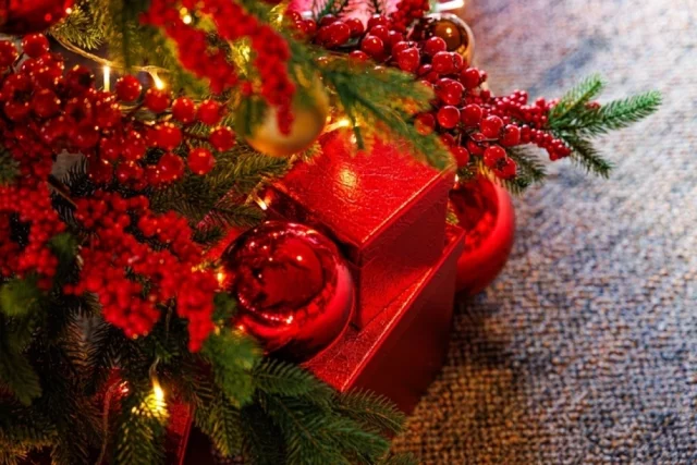 Украшения с огненными мотивами и символами лошади создадут атмосферу вдохновения и гармонии на весь год.