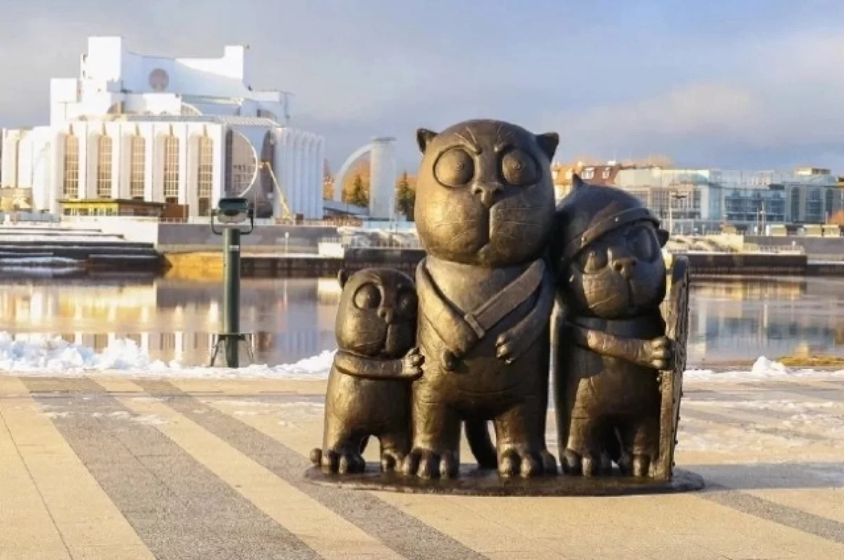 В Великом Новгороде появилась скульптура Три кота с деревянной сабелькой