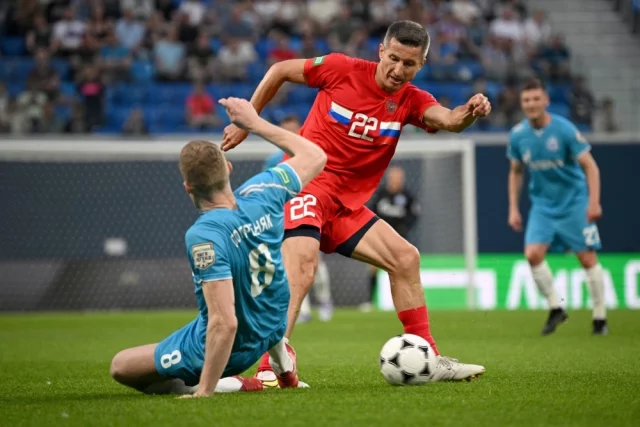 Игрок «Зенита» Павел Погребняк (слева) и игрок сборной России Евгений Алдонин в ретро-матче Лиги легенд по футболу между ФК «Зенит» (Санкт-Петербург) и сборной России.