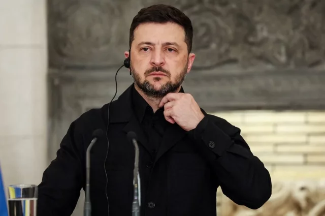 Сегодня Зеленским полезен, а завтра потеряет свой политический капитал и станет просто опасным болтливым свидетелем. 