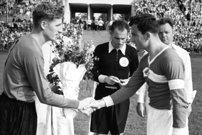 1953 год. Встреча московских футбольных команд «Локомотив» и «Спартак». Капитан «Локомотива» Геннадий Забелин (слева)  и капитан «Спартака» Никита Симонян перед началом матча.