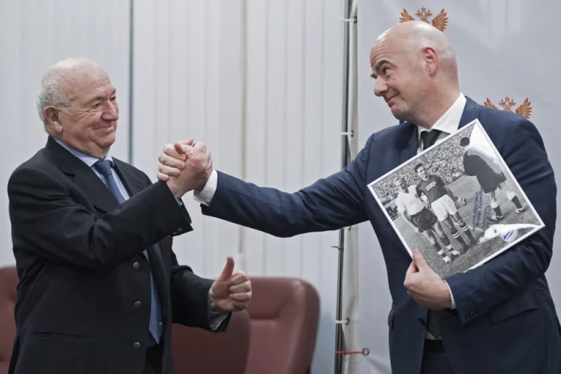 2016 год. Президент Международной федерации футбола (ФИФА) Джанни Инфантино (справа) и первый вице-президент Российского футбольного союза Никита Симонян.