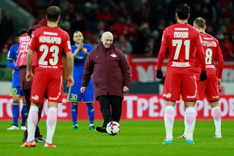 2016 год. Первый вице-президент Российского футбольного союза (РФС) Никита Симонян (в центре) открывает матч 10-го тура чемпионата России по футболу среди клубов Премьер-лиги.