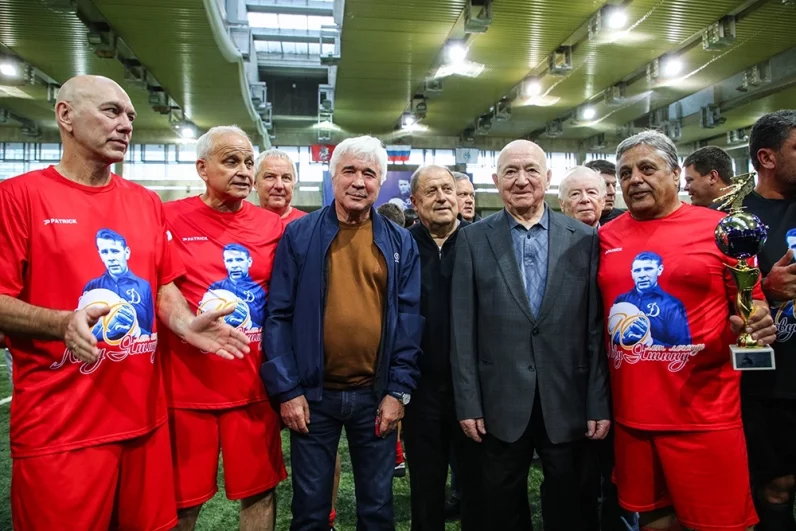 2019 год. Россия. Москва. Игроки во время товарищеского матча между ветеранами сборной России и футбольного клуба «Динамо» (Москва) на арене ЦСКА. Никита Симонян второй справа.