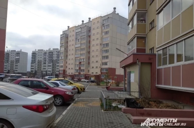 Окровавленный асфальт засыпали песком. 