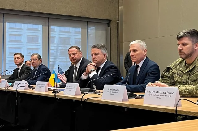 Глава Офиса президента Украины Андрей Ермак с другими членами украинской делегации перед началом закрытых переговоров с делегацией США.