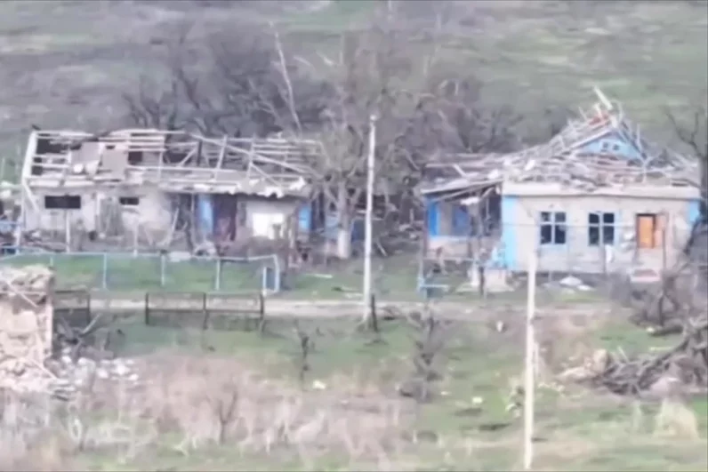 Перед каждым нанесением удара российские военнослужащие проводят тщательную разведку для подтверждения наличия в них только противника.