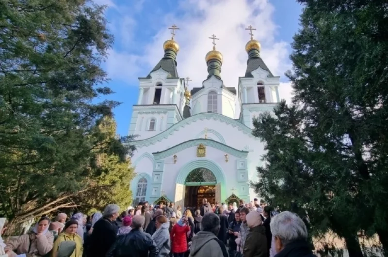 Десятки желающих проститься с матушкой Надеждой собрались в ростовском Свято-Троицком храме.