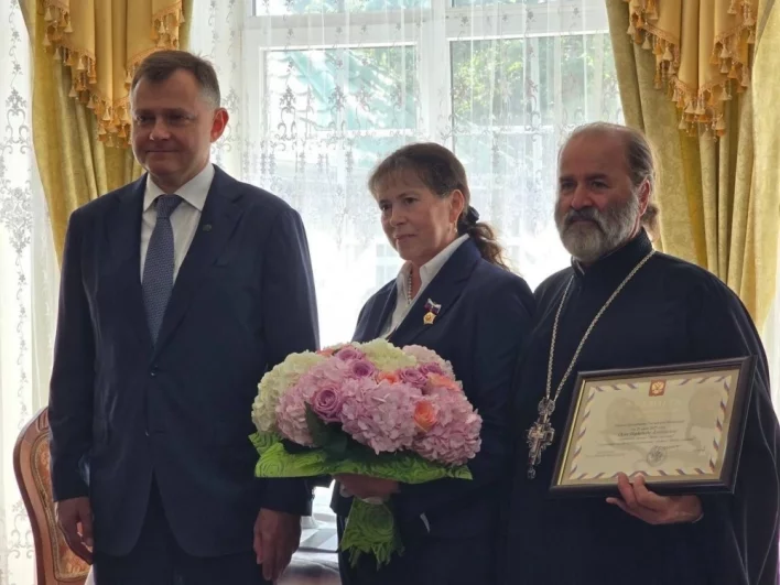 Почётное звание «Мать-героиня» Надежде Осяк присвоил президент России Владимир Путин. А передал высокую награду в руки — губернатор Ростовской области Юрий Слюсарь.