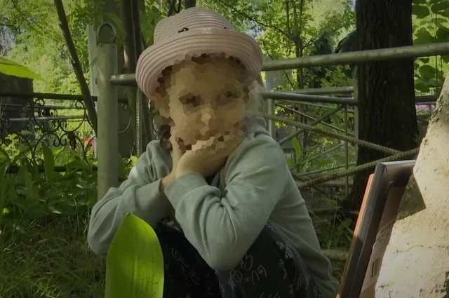 Кира Ивлиева на могиле матери.