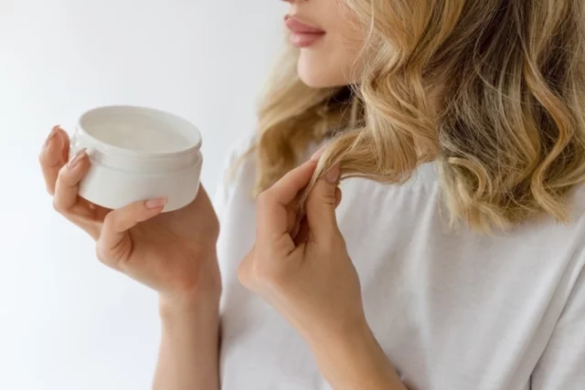 Помните о питательных масках раз в неделю — они укрепляют волосы снаружи и являются хорошей профилактикой сильного выпадения.