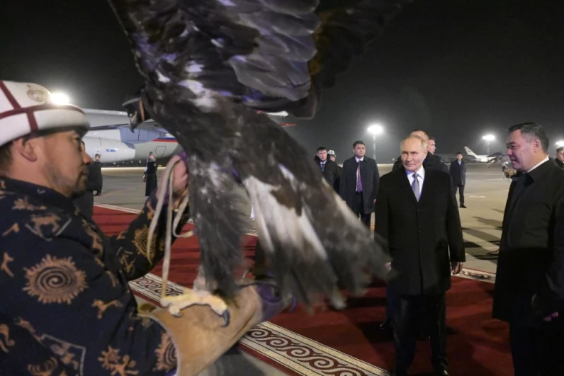 Президент РФ Владимир Путин и президент Киргизии Садыр Жапаров (справа) на церемонии встречи в аэропорту Бишкека Манас.