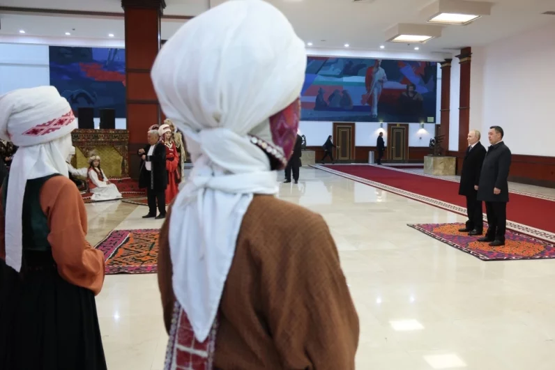  Президент РФ Владимир Путин и президент Киргизии Садыр Жапаров (справа) во время выступления фольклорно-этнографического ансамбля.