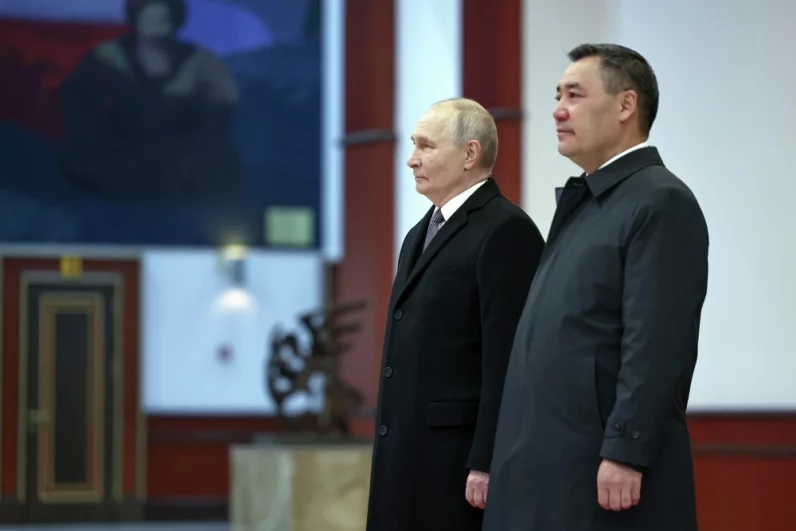 Президент РФ Владимир Путин и президент Киргизии Садыр Жапаров (справа) во время выступления фольклорно-этнографического ансамбля.