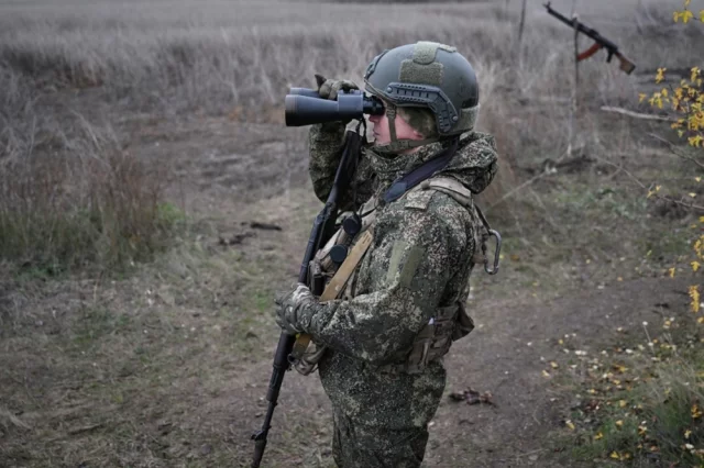 Военнослужащий группировки войск «Центр» во время работы на посту воздушного наблюдения на Красноармейском направлении СВО.