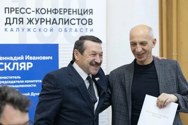 Депутат Госдумы Геннадий Скляр (слева) вручил благодарственное письмо Виктору Комиссарову.