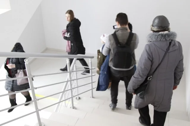 Держитесь как можно дальше от окон, если есть возможность – укройтесь на лестничной площадке.