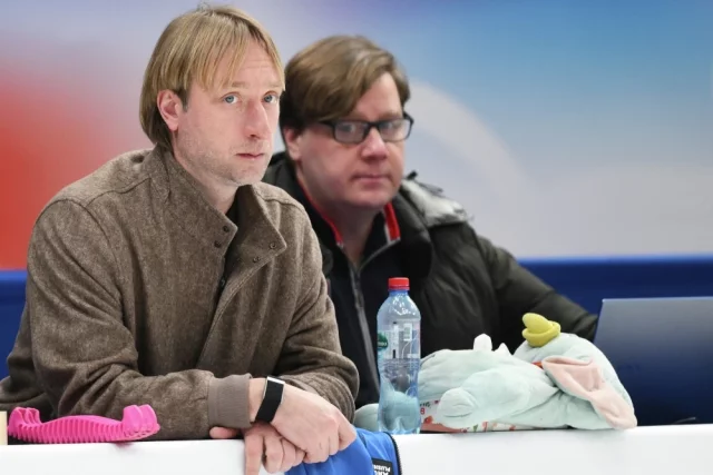 Тренер Евгений Плющенко (на первом плане) на соревнованиях женского одиночного катания на 4-м этапе Гран-при России по фигурному катанию в Москве.