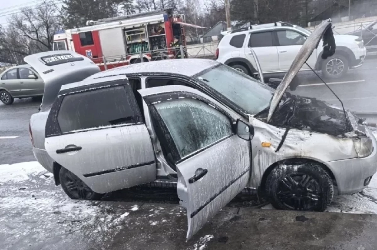 Брянские спасатели за сутки потушили два легковых автомобиля