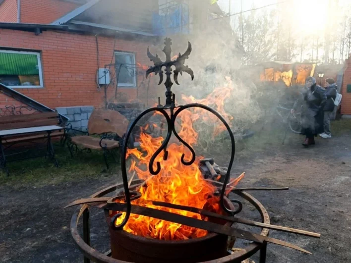 Фиугрка птицы Феникс на горне исполняет желания, по словам мастера.