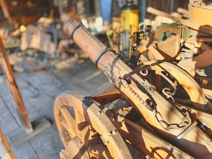 Андрей Богданов делает исторические пушки, чтобы показывать их всем желающим, как наглядный урок истории.