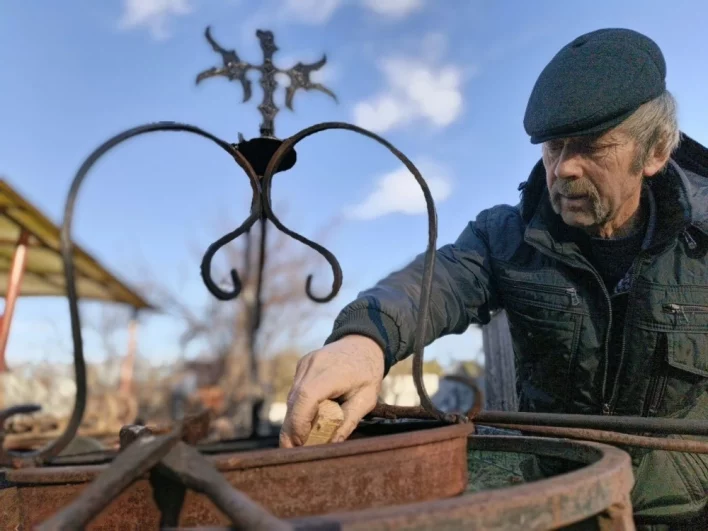 Андрей Богданов разжигает горн, готовясь к приезду гостей.