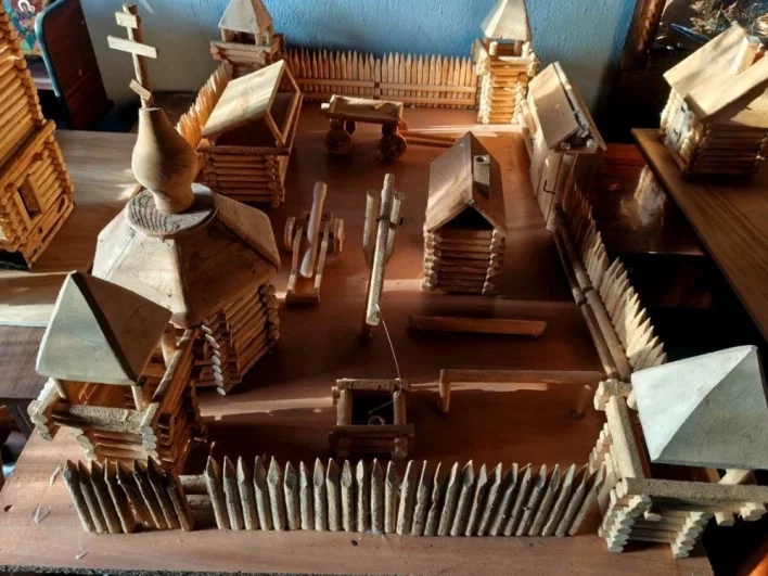 Одно из стихотворений кузнеца посвящено Беляковскому селу, макет которого он сделал из дерева.