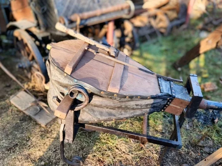 Знакомый кузней отдал старинные меха, чтобы разжигать огонь, и Андрей Викторович сделал точно такие же для работы.