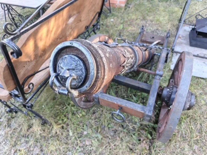 Затвор у пушки сохранял порох от дождя.